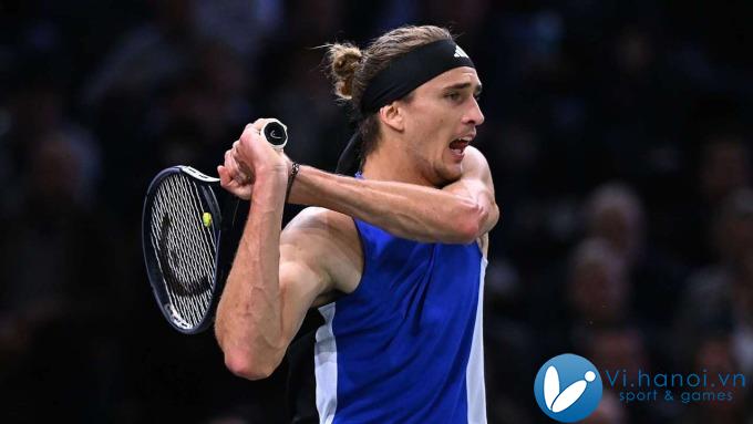 Zverev tung cú đánh trái tay trong trận gặp Rune, trên sân Center Court thuộc khu phức hợp Accor Arena, Paris hôm 2/11. Ảnh: Reuters